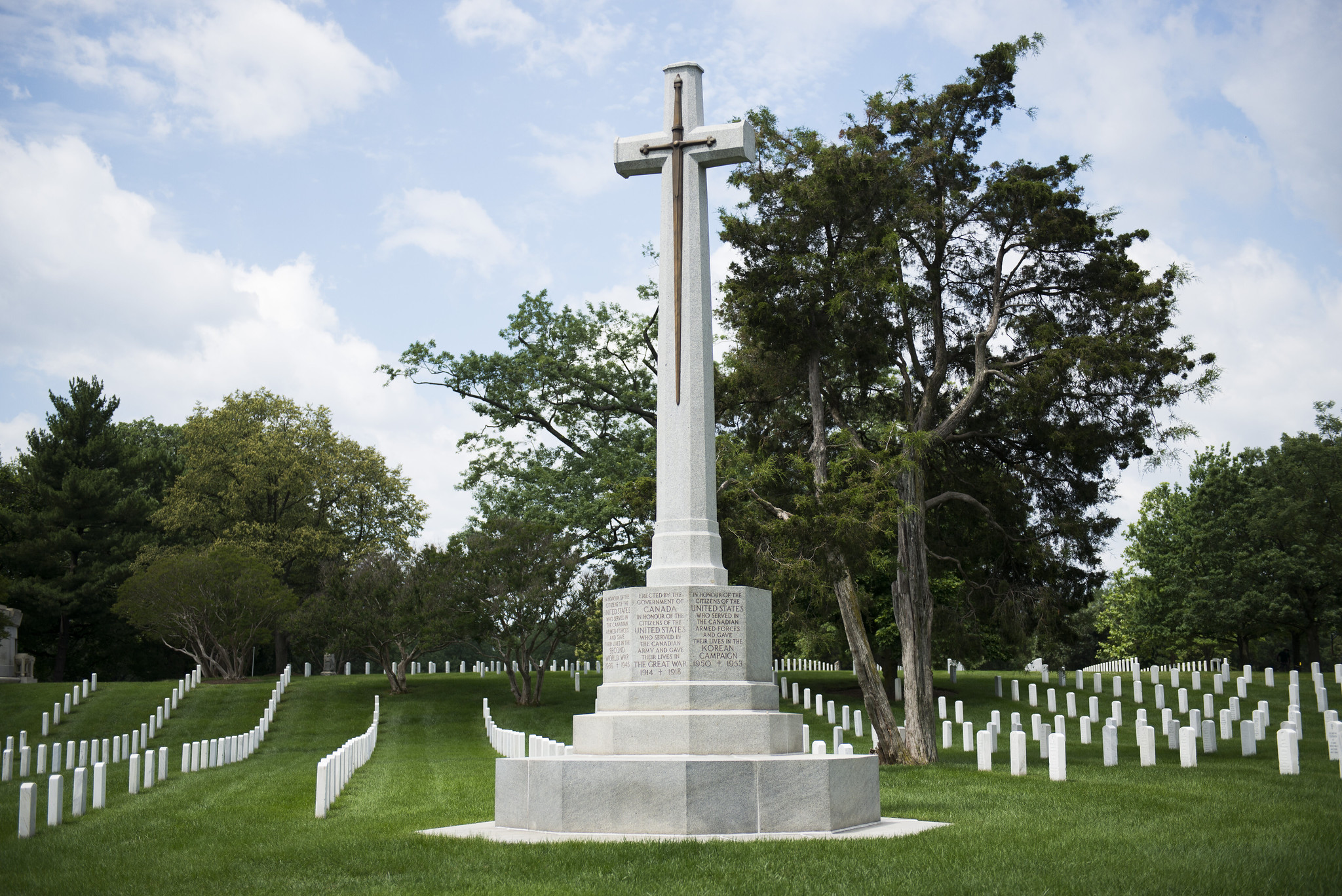 The Canadian Cross of Sacrifice memorial, whose inscription reads, Erected by the government of Canada in honour of the citizens of the United States who served in the Canadian Army and gave their lives in the Great War, 1914-1918