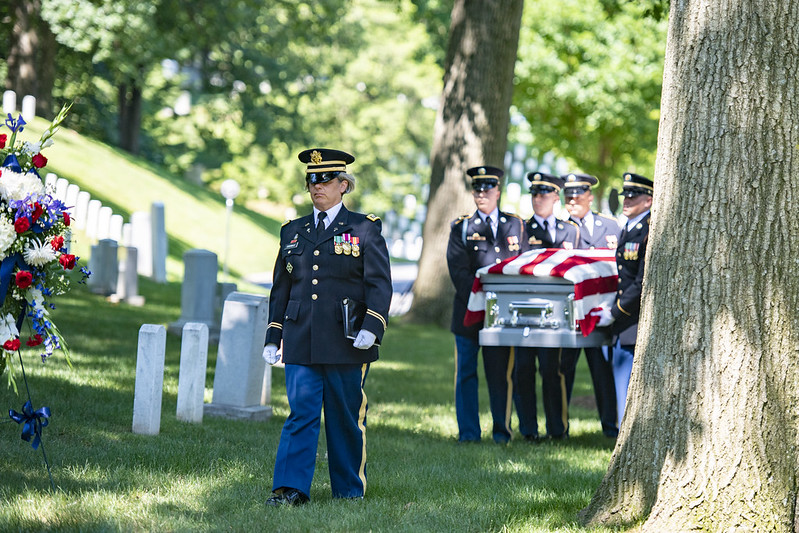 Military burial top flag presentation